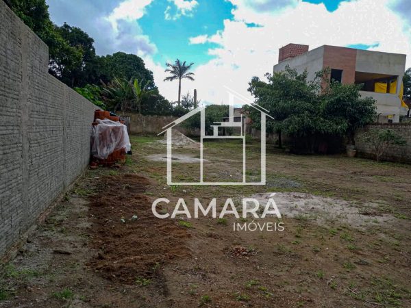 Terreno com 600 m² em Aldeia dos Camarás Km10